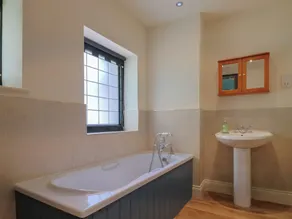 Landhaus mit Garten - Badezimmer