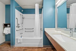 WoodSpring Suites Orlando East UCF - Bathroom