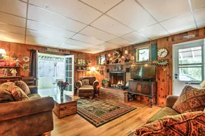 Pet-Friendly Cabin w/ Fire Pit, BBQ & Great Deck! - Interiör