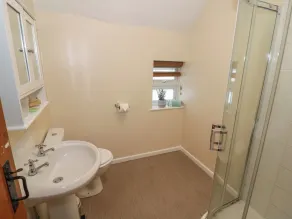 Above The Pub - Baño