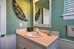 Walk to Shore: Holmes Beach Home w/ Pool & Hot Tub - Innenbereich