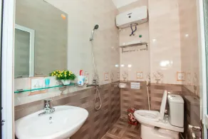 Dang Quang Guesthouse - Bathroom
