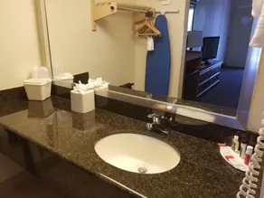 Baymont by Wyndham Sarasota - Bathroom