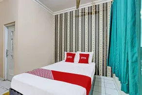 OYO 92287 Hotel Aji Mantoro - Værelse