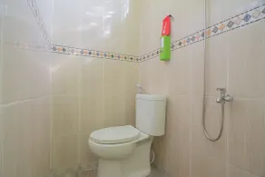 RedDoorz Syariah near Museum Wisma Karya Subang - Bathroom