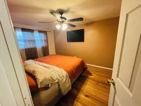 Cozy Downriver home - Room