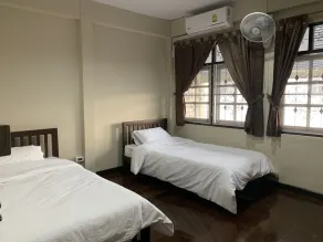 Achcha hotel - itsaraphap MRT station - Wat Arun - Chambre