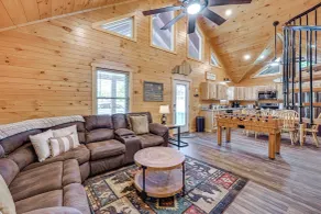Mammoth Cave Retreat w/ Hot Tub & Game Loft - Innvendig