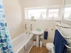 Lynsted Lodge - Bathroom