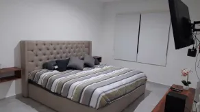 Gorgeous Apartment HOEStel Long Island! - Zimmer