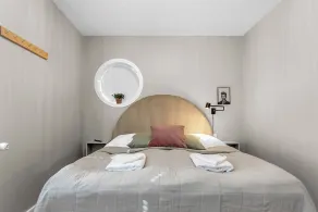 Two bedroom downtown apartment with balcony - Værelse