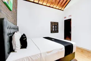 Capital O 94018 Joglo Eyang Niek Turi Syariah - Habitación