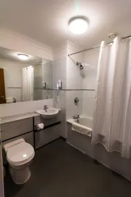Padbrook Park Hotel - Bathroom