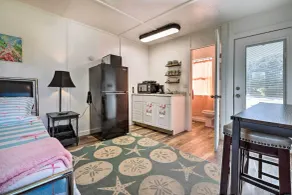 Flirty Flamingo' Studio: 1 Mi to Canyon Lake - Intérieur