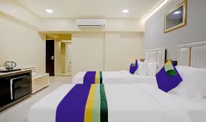 Treebo Premium Golden Bliss Trimurti Nagar Square - Værelse