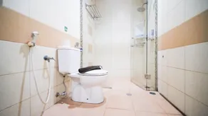 Best Location And Homey 2Br At Twin Tower Apartment - Bathroom