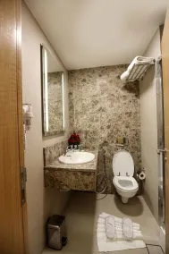 Khuttar Apartment - Bathroom
