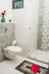 SILVERSTONE APARTMENTS -Modern Living 1 BR NEAR YAYA - GYM&POOL - Bathroom