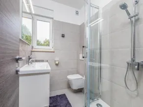 Espléndida casa vacacional apropiada para familias con jardín, barbacoa y terraza | Vistas a la piscina - Baño