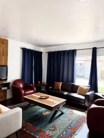 Charming Chelsea Bungalow Central Location Modern Comforts - Living room