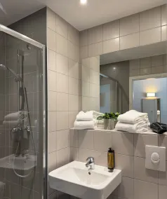 Oneloft Hotel - Bathroom