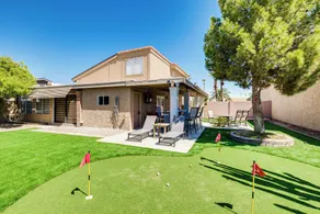 Private Putting Green & Patio: Sun Lakes Home! - Interiör