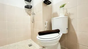 Neat 2Br Apartment Podomoro Golf View - Salle de bain