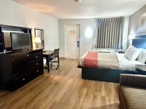 Red Carpet Inn Norwalk - Room