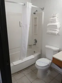 Quality Inn Moses Lake - Bathroom