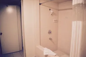 Days Inn by Wyndham Anaheim Near the Park - Salle de bain