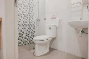 RedDoorz Plus near Soekarno Hatta Airport Taman Mahkota - Bathroom