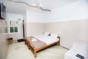 Hotel Saravanaa Boarding & Lodging - Chambre