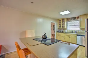 8 Mi to Lake Ray Hubbard: Creekside Garland Home - Interiör