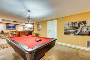 Tasteful Unit w/ Pool Table: 7 Mi to Lake Altoona! - Intérieur
