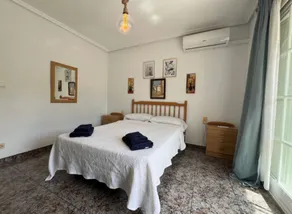 Charming 3-bedroom House With Shared Pool in Punta Prima, Torrevieja - Værelse