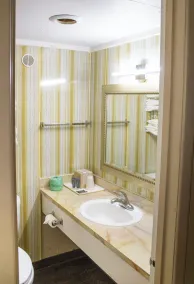 American Inn & RV Park - Badezimmer