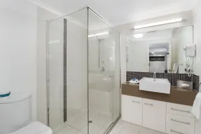 Eden by the Bay - Bathroom