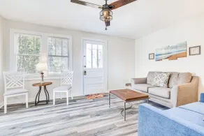 Quiet Grove Hill Cottage w/ Wraparound Deck! - Interiør