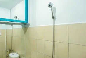 Gorgeous 2BR Green Pramuka Apartment - Baño