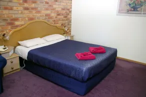 Pines Country Club Motor Inn - Room