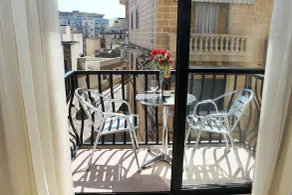 Seashells Apartments with terrace, just off the seafront in Bugibba - by Getawaysmalta - Balkon