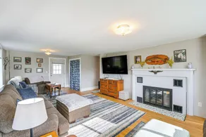 Cherryfield Home w/ Decks On Historic Horse Farm - Intérieur