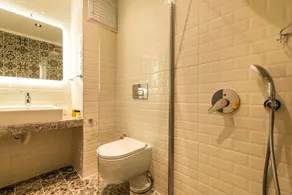 Leonis Hotel - Bathroom