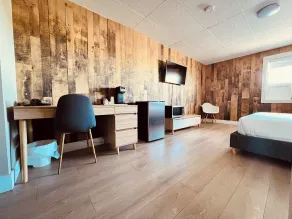Camrose Le Chateau Hotel - Chambre