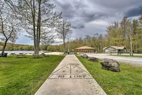 Pocono Lake Home w/ Fire Pit: Walk to Ski Hill! - Interni