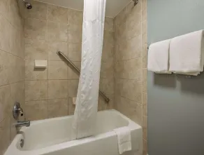 MainStay Suites Savannah Midtown - Bathroom