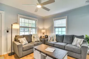 Pinellas Park Home: Swim, Golf, Grill & More! - Intérieur