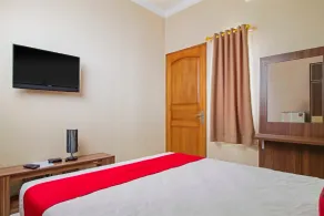 RedDoorz Syariah near Mercu Buana University - Værelse