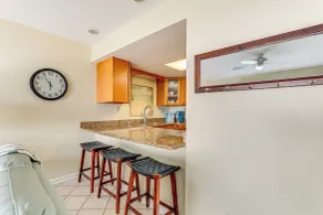 Gulf Views & Pool Access: Bradenton Beach Condo! - Innvendig