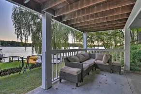 Cozy Lakefront Lapeer House w/ 2 Paddle Boats! - Interni
